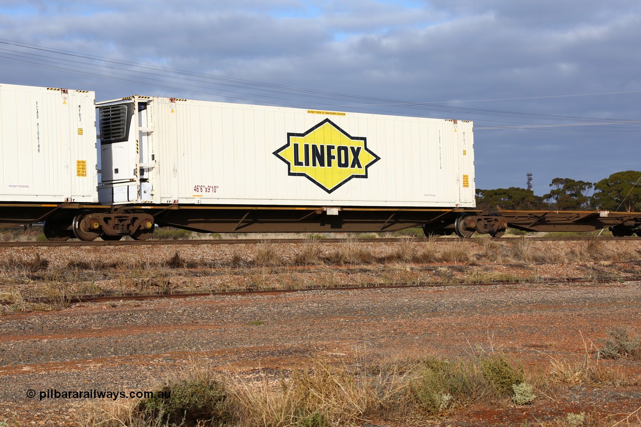 160525 4537
Parkeston, 3PM7 priority service train, RRAY 7229 platform 2 of 5-pack articulated skel waggon set, one of 100 built by ABB Engineering NSW 1996-2000, 48' deck with a Linfox 46' reefer FCAD 910613.
Keywords: RRAY-type;RRAY7229;ABB-Engineering-NSW;