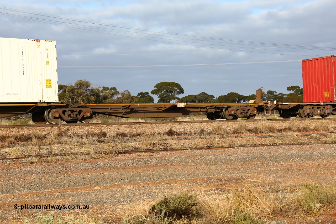 160525 4538
Parkeston, 3PM7 priority service train, RRAY 7229 platform 1 of 5-pack articulated skel waggon set, one of 100 built by ABB Engineering NSW 1996-2000, 40' deck empty.
Keywords: RRAY-type;RRAY7229;ABB-Engineering-NSW;