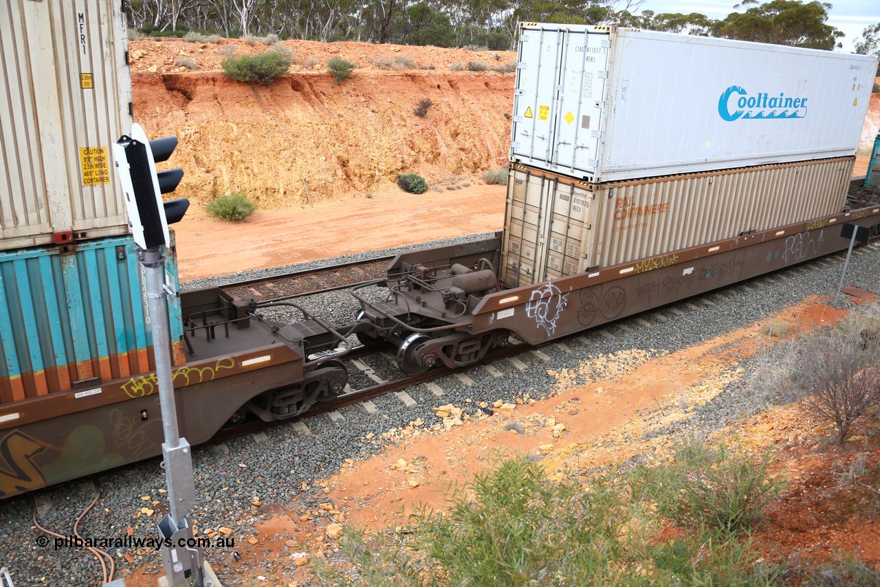 160526 5235
West Kalgoorlie, 4PM6 intermodal train, view of the bar coupling and tank arrangement on platform 4 of 5-pack RRRY 7004 well waggon set, one of nineteen built in China at Zhuzhou Rolling Stock Works for Goninan in 2005, double stacked with two 40' boxes, SCR Rail Containers AUSU 410187 and Cooltainer insulated box CTAU 411011 on top.
Keywords: RRRY-type;RRRY7004;CSR-Zhuzhou-Rolling-Stock-Works-China;