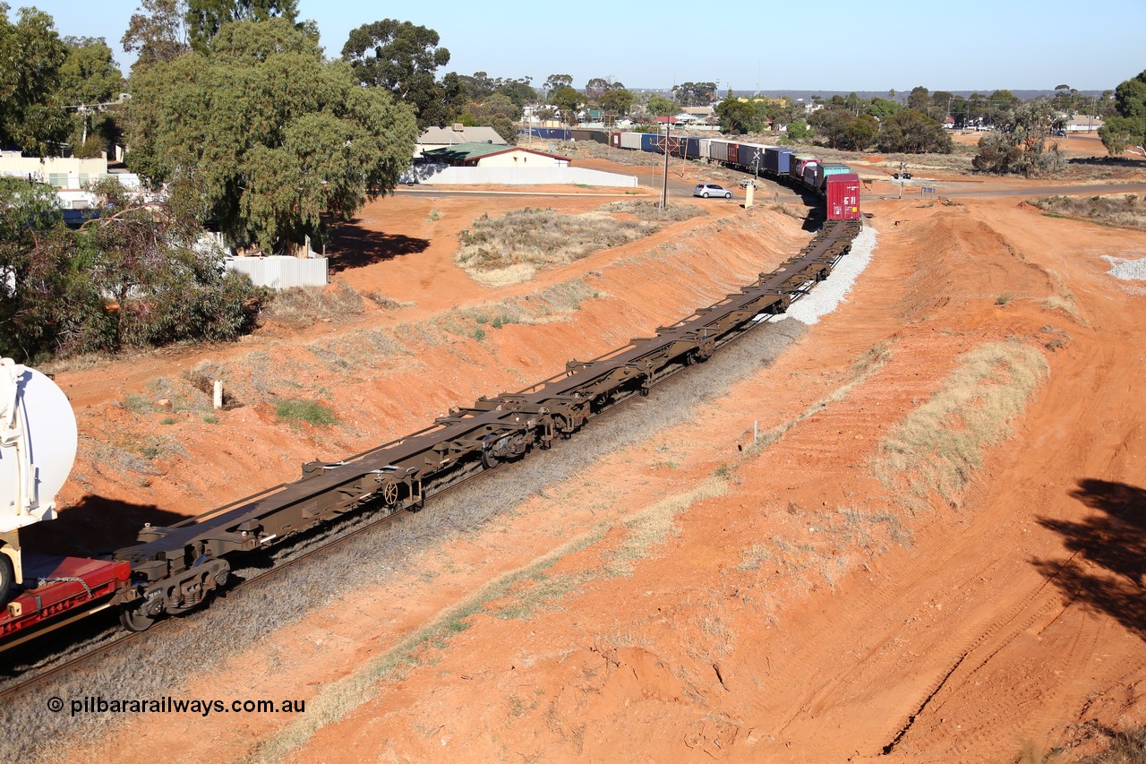 160527 5518
Kalgoorlie, 5PS6 intermodal train, empty 5-pack RRQY 7314 articulated skel waggon, built by Qiqihar Rollingstock Works China in 2006.
Keywords: RRQY-type;RRQY7314;Qiqihar-Rollingstock-Works-China;