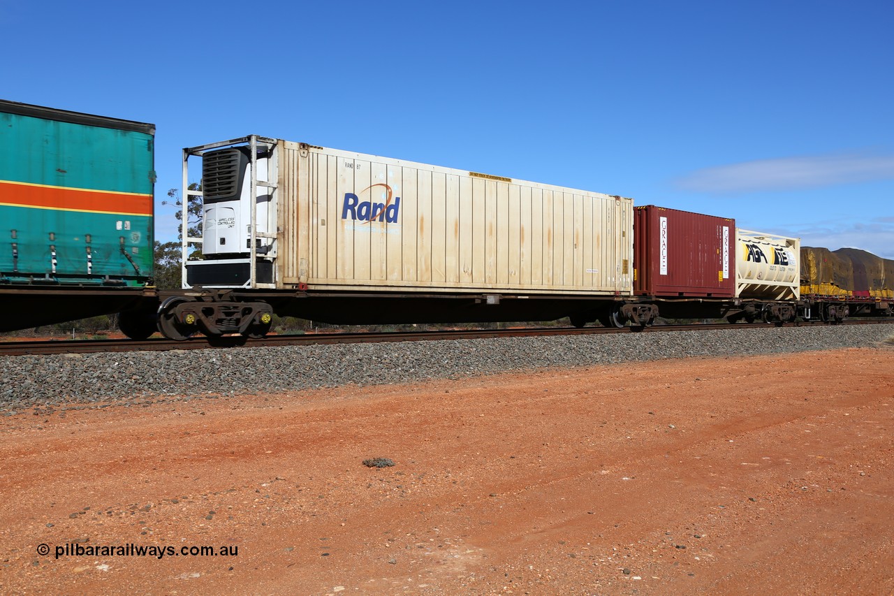 160528 8395
Binduli, intermodal train 6PM6, RRAY 7254 platform 2 of 5-pack articulated skel waggon set, one of 100 built by ABB Engineering NSW 1996-2000, with a 46' RAND Refrigerated Logistics reefer RAND 87.
Keywords: RRAY-type;RRAY7254;ABB-Engineering-NSW;