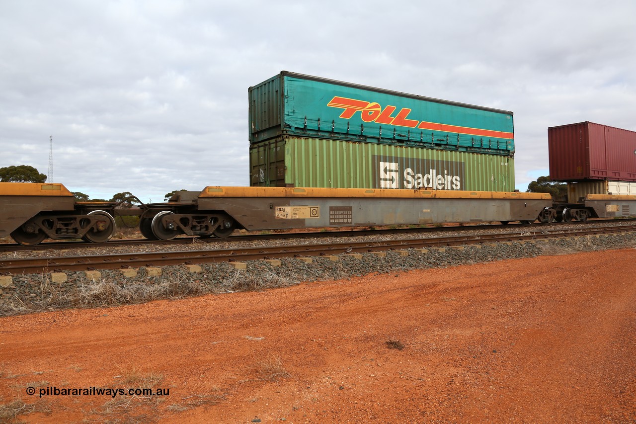 160529 8771
Parkeston, 6MP4 intermodal train, RRZY 7049 platform 4 of 5-pack well waggon set, one of thirty two sets built by Goninan NSW in 1995-96 for National Rail as RQZY type, recoded to RRZY when repaired with a Sadleirs 40' box RCS 4011 and Toll 40' half height curtainsider 5TC 501.
Keywords: RRZY-type;RRZY7049;Goninan-NSW;RQZY-type;