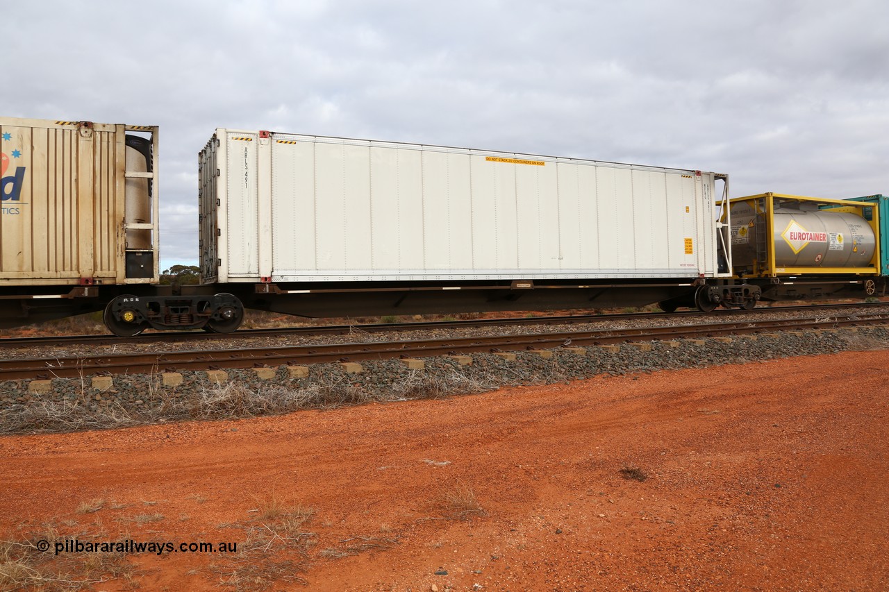 160529 8774
Parkeston, 6MP4 intermodal train, RRQY 7324 platform 2 of 5-pack articulated skel waggon set built by Qiqihar Rollingstock Works China in 2005 in a batch of twenty nine for Pacific National with a 46' RFRG type reefer ARLS 491.
Keywords: RRQY-type;RRQY7324;Qiqihar-Rollingstock-Works-China;