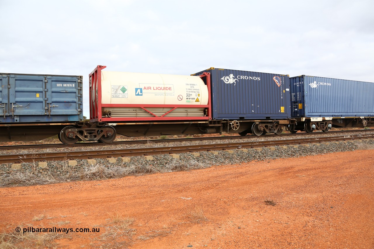 160529 8781
Parkeston, 6MP4 intermodal train, RQLY 1007 an articulated five unit container waggon with centre well, one of a batch of fourteen built by AN Rail Islington Workshops in 1991 as AQLY type, platform 1 loaded with an Air Liquide 20' ISO 22T8 type tanktainer EURU 920004 with carbon dioxide and a Cronos 20' 2EG1 type box TINT 123159.
Keywords: RQLY-type;RQLY1007;AN-Islington-WS;AQLY-type;