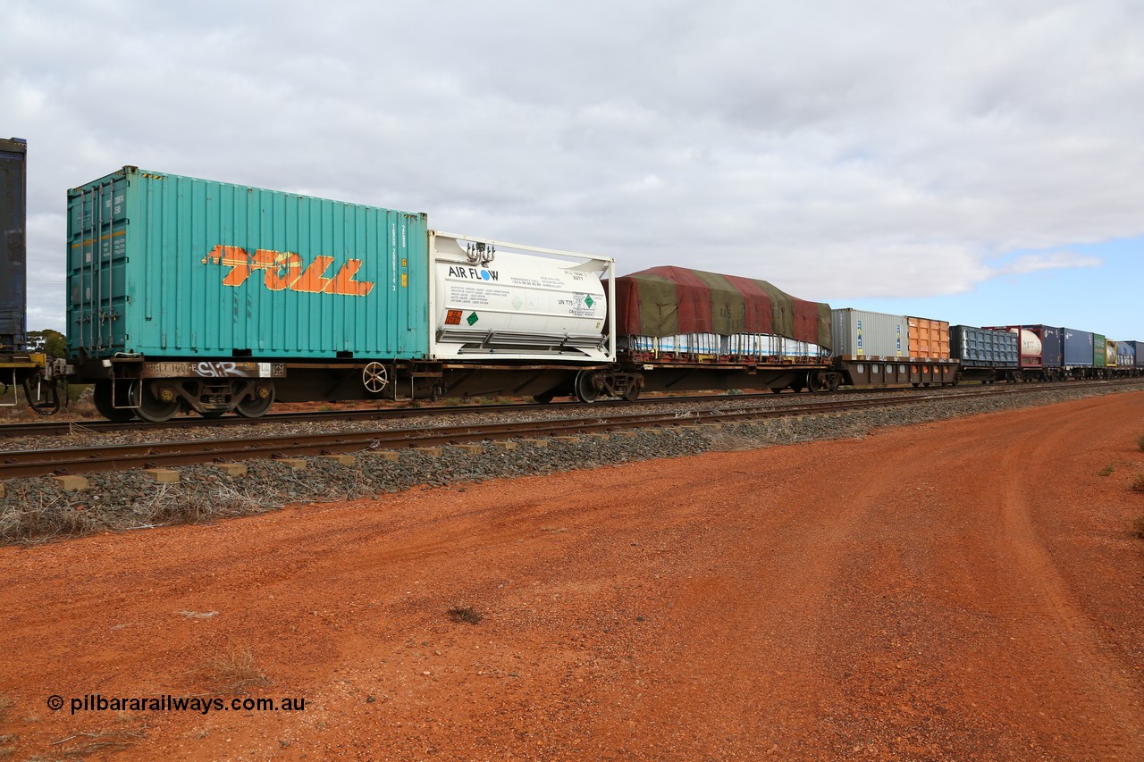 160529 8786
Parkeston, 6MP4 intermodal train, RQLY 1007 an articulated five unit container waggon with centre well, one of a batch of fourteen built by AN Rail Islington Workshops in 1991 as AQLY type.
Keywords: RQLY-type;RQLY1007;AN-Islington-WS;AQLY-type;