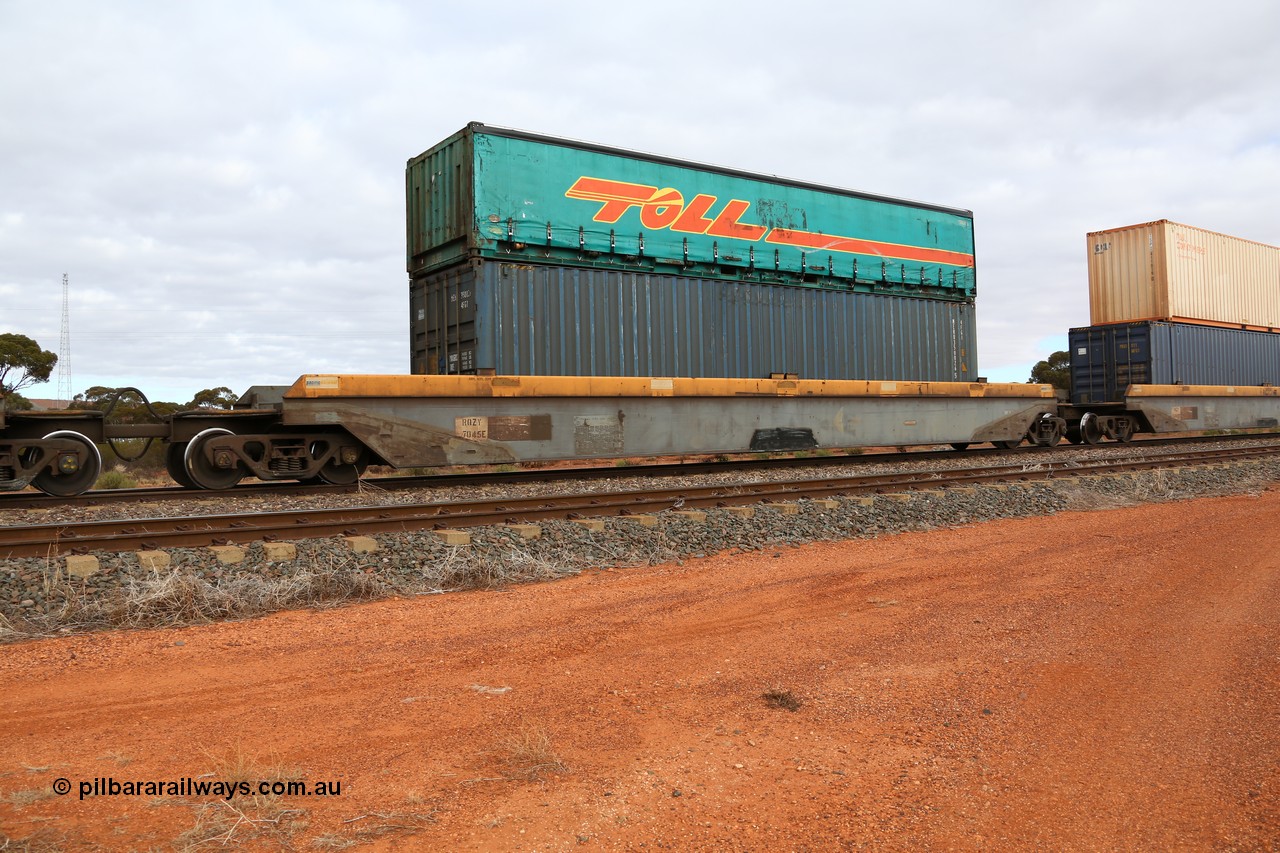 160529 8791
Parkeston, 6MP4 intermodal train, RQZY 7045 platform 3 of 5-pack well waggon set, one of thirty two sets built by Goninan NSW in 1995-96 for National Rail loaded with 40' 4FG1 type box MEHU 350026 and a Toll 40' half height curtainsider 5TC 515.
Keywords: RQZY-type;RQZY7045;Goninan-NSW;