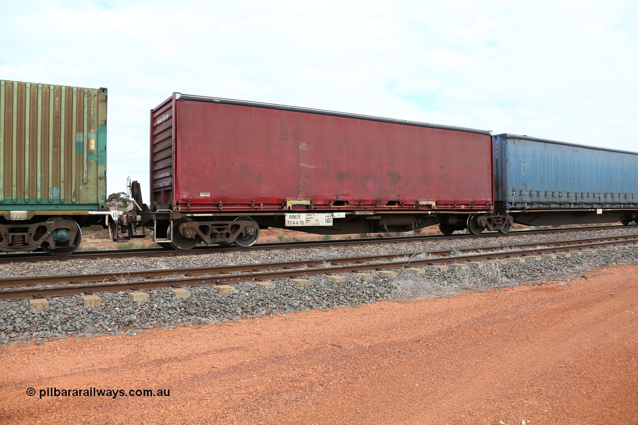 160529 8827
Parkeston, 6MP4 intermodal train, RRGY 7144
Keywords: RRGY-type;RRGY7144;AN-Islington-WS;RRBY-type;