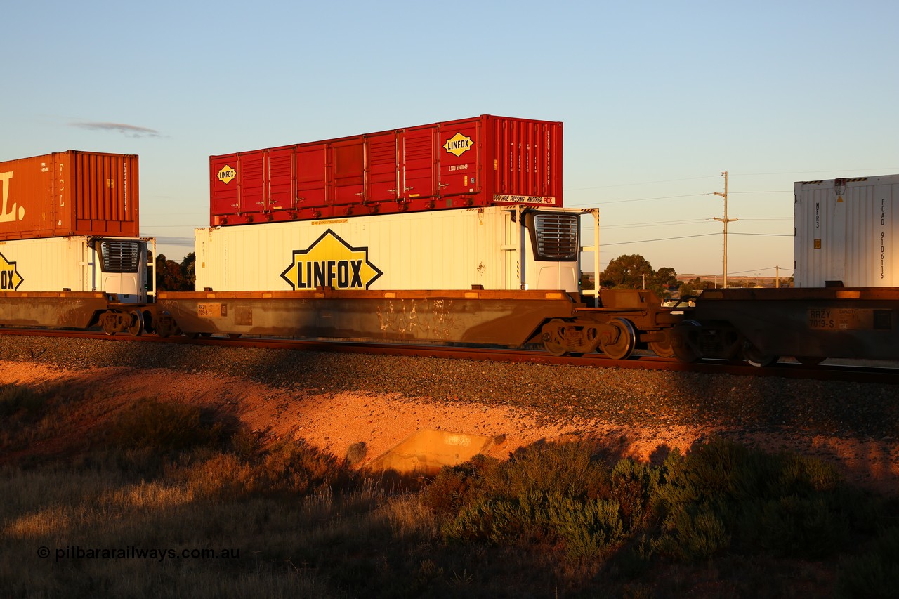 160601 10107
West Kalgoorlie, 2MP5 intermodal train, RRZY 7019
Keywords: RRZY-type;RRZY7019;Goninan-NSW;