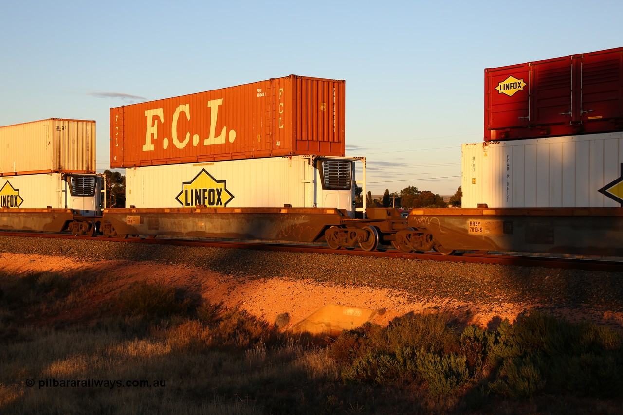 160601 10108
West Kalgoorlie, 2MP5 intermodal train, RRZY 7019
Keywords: RRZY-type;RRZY7019;Goninan-NSW;