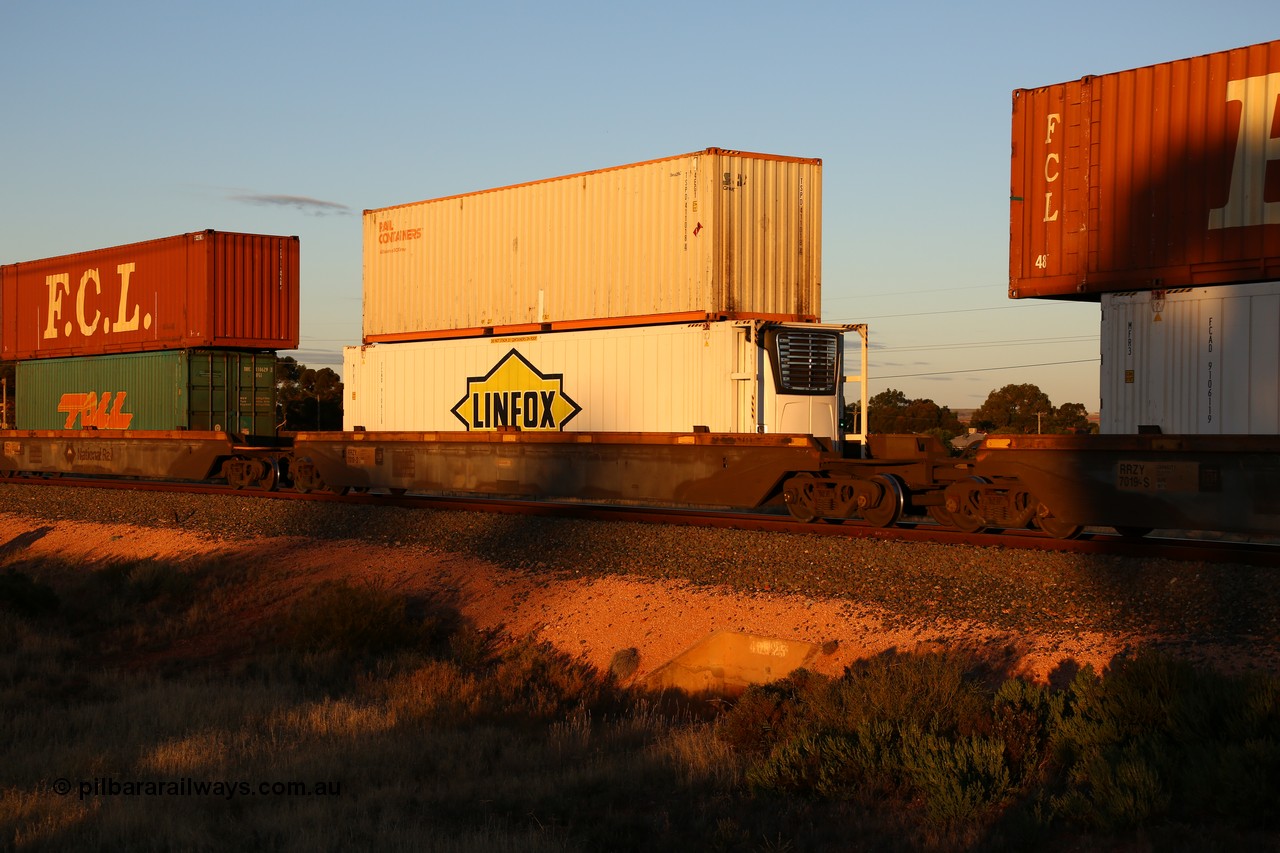 160601 10109
West Kalgoorlie, 2MP5 intermodal train, RRZY 7019
Keywords: RRZY-type;RRZY7019;Goninan-NSW;