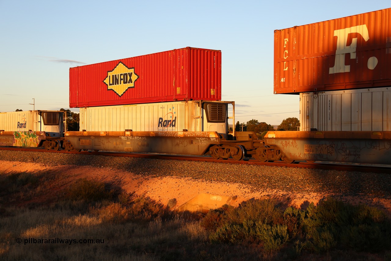 160601 10114
West Kalgoorlie, 2MP5 intermodal train, RQZY 7065
Keywords: RQZY-type;RQZY7065;Goninan-NSW;