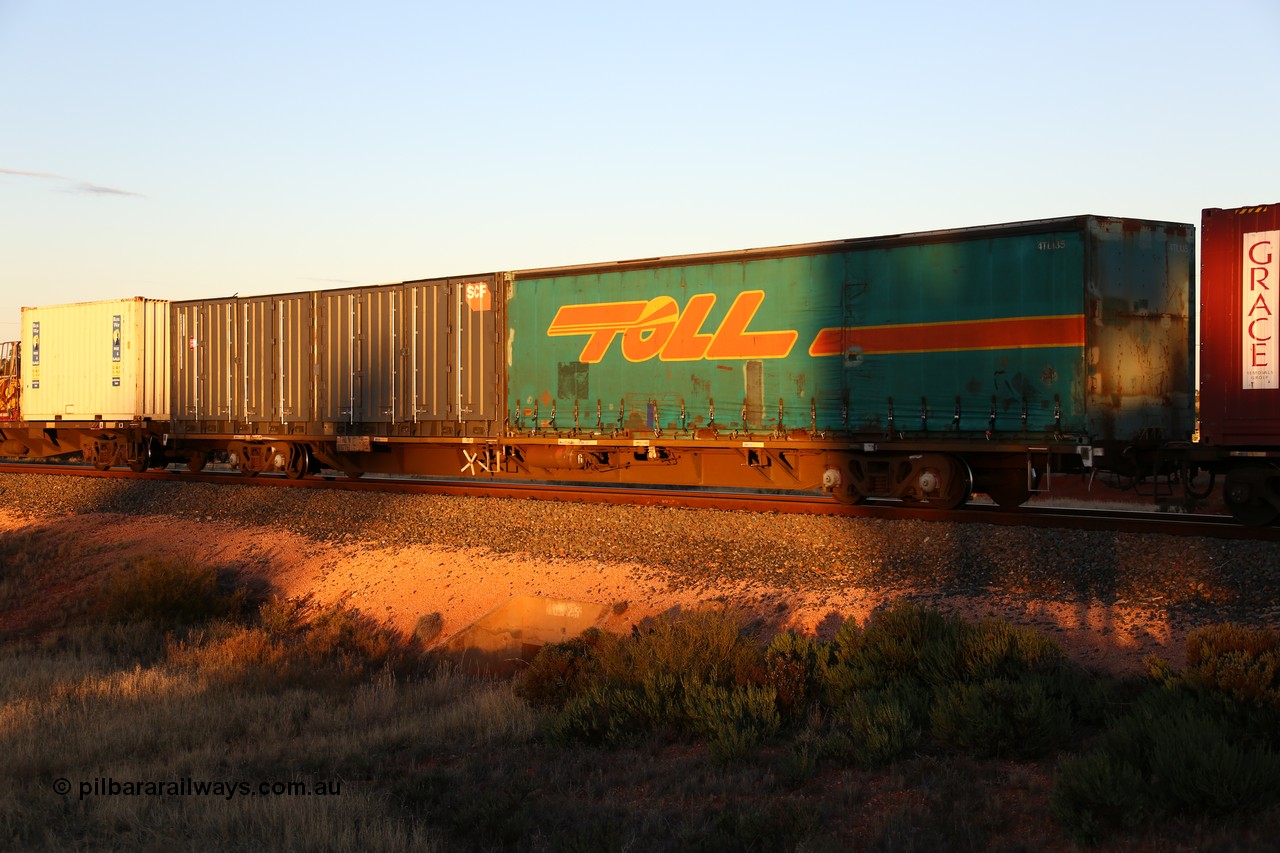 160601 10137
West Kalgoorlie, 2MP5 intermodal train, RQPW 60077 container waggon with two 40' units, Toll 40' curtainsider 4TL 135 and 40' SCF side door container SCFU 611130.
Keywords: RQPW-type;RQPW60077;