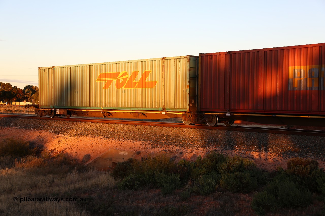 160601 10154
West Kalgoorlie, 2MP5 intermodal train, RRYY 22 platform 1 of 5-pack articulated low profile skel waggon set, one of fifty two such sets built by Bradken Rail Braemar from a Williams-Worley design, based on the TNT TRAY type for moving automotive carrying containers, with a Toll 53' automotive container AB 021.
Keywords: RRYY-type;RRYY22;Williams-Worley;Bradken-NSW;