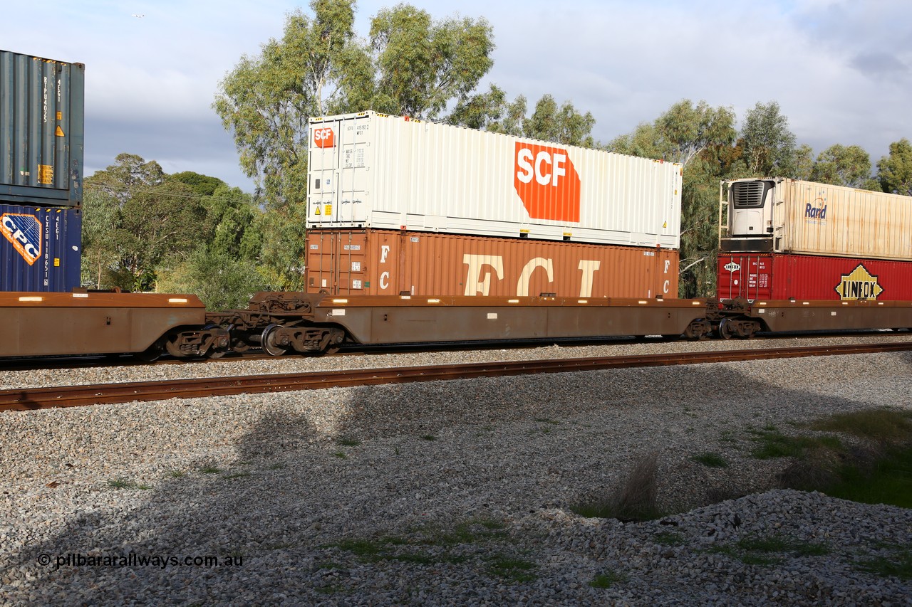 160609 0417
Woodbridge, 5PM5 intermodal train, platform 3 of 5-pack RRRY 7008 well waggon set, one of nineteen built in China at Zhuzhou Rolling Stock Works for Goninan in 2005, FCL 48' box FBGU 480096 and SCF 48' SCFU 415192 on top.
Keywords: RRRY-type;RRRY7008;CSR-Zhuzhou-Rolling-Stock-Works-China;