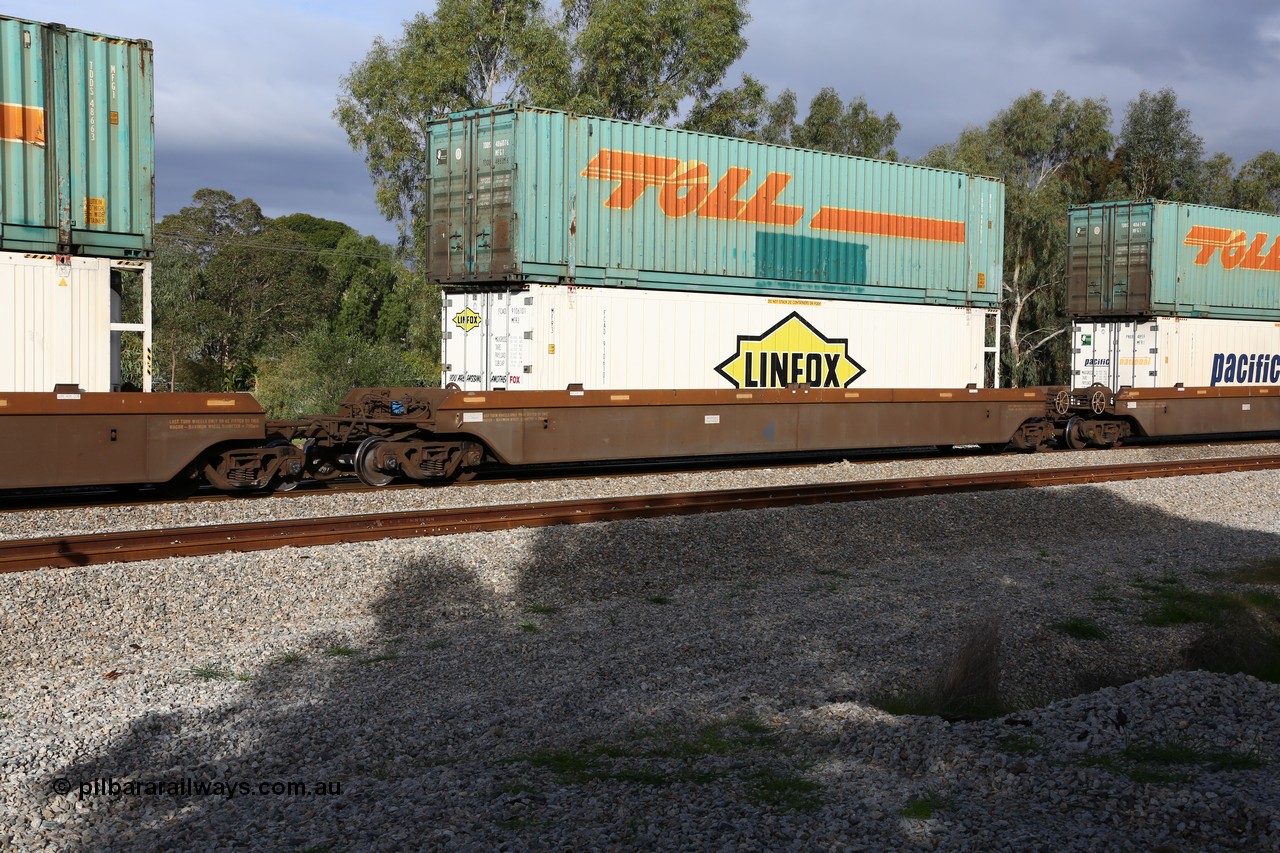 160609 0453
Woodbridge, 5PM5 intermodal train, platform 4 of 5-pack RRRY 7011 well waggon set, one of nineteen built in China at Zhuzhou Rolling Stock Works for Goninan in 2005, 46' Linfox reefer FCAD 910610 and Toll 48' box TDDS 486076 on top.
Keywords: RRRY-type;RRRY7011;CSR-Zhuzhou-Rolling-Stock-Works-China;