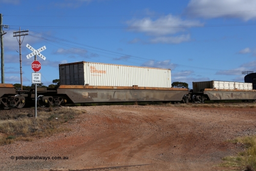 160522 2339
Parkeston, 7MP7 priority service train, platform 4 of 5-pack Goninan built RRZY 7034 well waggon set, Rail Containers 40' 4EG1 type box TSPD 411009[7].
Keywords: RRZY-type;RRZY7034;Goninan-NSW;