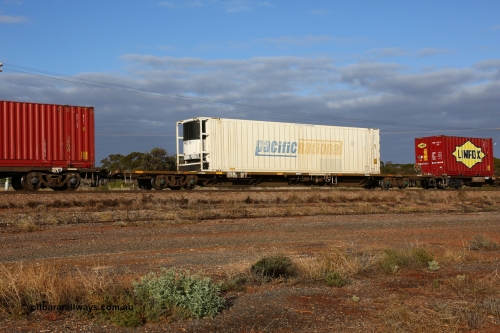 160525 4447
Parkeston, 3PM7 priority service train, RQJW 60025 container waggon, one of fifty built by EPT NSW as NQJW type in 1984-85, with a Pacific National 46' 6