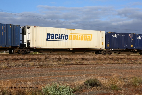 160525 4451
Parkeston, 3PM7 priority service train, RRAY 7244 platform 4 of 5-pack articulated skel waggon set, one of 100 built by ABB Engineering NSW 1996-2000, 48' deck with Pacific National 46' 6