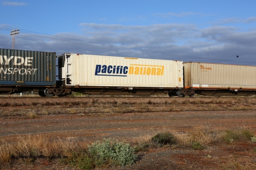 160525 4461
Parkeston, 3PM7 priority service train, RRAY 7243 platform 4 of 5-pack articulated skel waggon set, one of 100 built by ABB Engineering NSW 1996-2000, 48' deck with Pacific National 46' 6