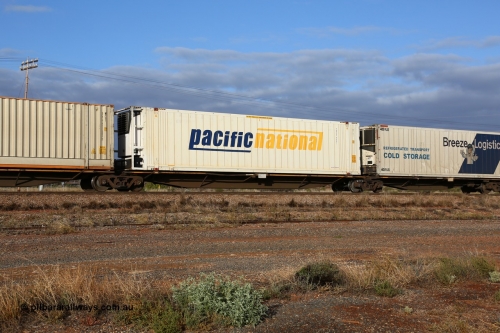 160525 4463
Parkeston, 3PM7 priority service train, RRAY 7243 platform 2 of 5-pack articulated skel waggon set, one of 100 built by ABB Engineering NSW 1996-2000, 48' deck with a Pacific National 46' 6