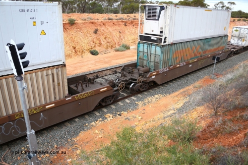 160526 5236
West Kalgoorlie, 4PM6 intermodal train, view of the bar coupling, handbrake and tank arrangement on platform 5 of 5-pack RRRY 7004 well waggon set, one of nineteen built in China at Zhuzhou Rolling Stock Works for Goninan in 2005, double stacked with a Toll 48' box TERF 48076 and ARLS 46' 6
