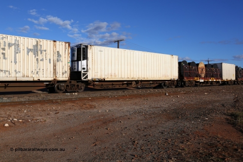 160528 8357
Parkeston, 5SP5 intermodal train, PRXY 5004 originally owned by FCL, five PRXY type articulated five pack container waggon sets with 48' decks were built by Qiqihar Rollingstock Works in China in 2005, with a Toll NQX 46' 6
