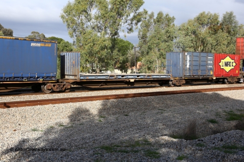 160609 0436
Woodbridge, 5PM5 intermodal train, RRAY 7179 platform 4 of 5-pack articulated skel waggon set, one of 100 built by ABB Engineering NSW 1996-2000, with a 40' single ended bulkhead platform NLT 300.
Keywords: RRAY-type;RRAY7179;ABB-Engineering-NSW;