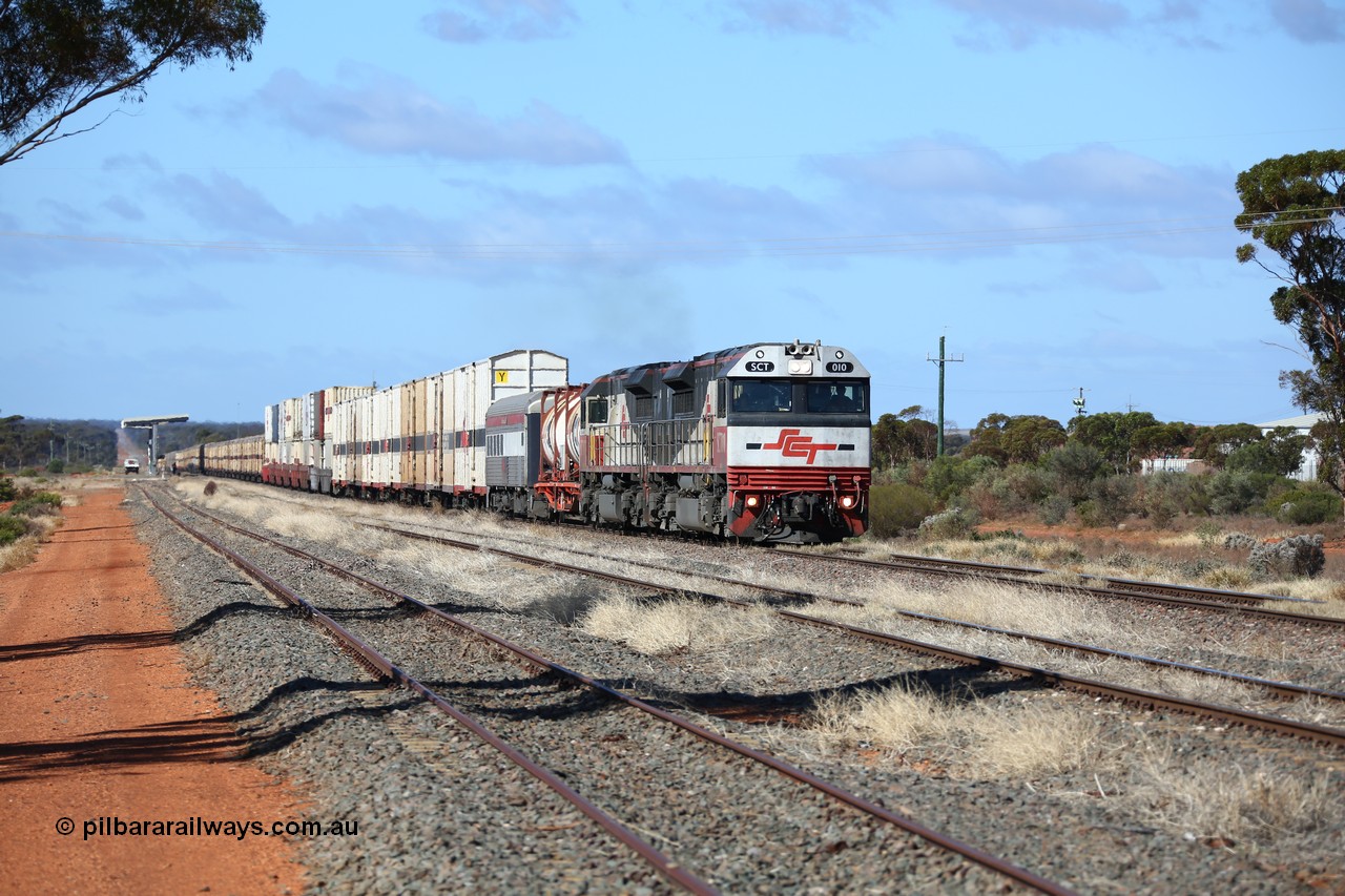 160522 2191
Parkeston, SCT train 6MP9 operating from Melbourne to Perth arrives on the mainline behind EDI Downer built EMD model GT46C-ACe unit SCT 010 serial 97-1734 with 76 waggons for 5382 tonnes and 1800 metres length.
Keywords: SCT-class;SCT010;07-1734;EDI-Downer;EMD;GT46C-ACe;