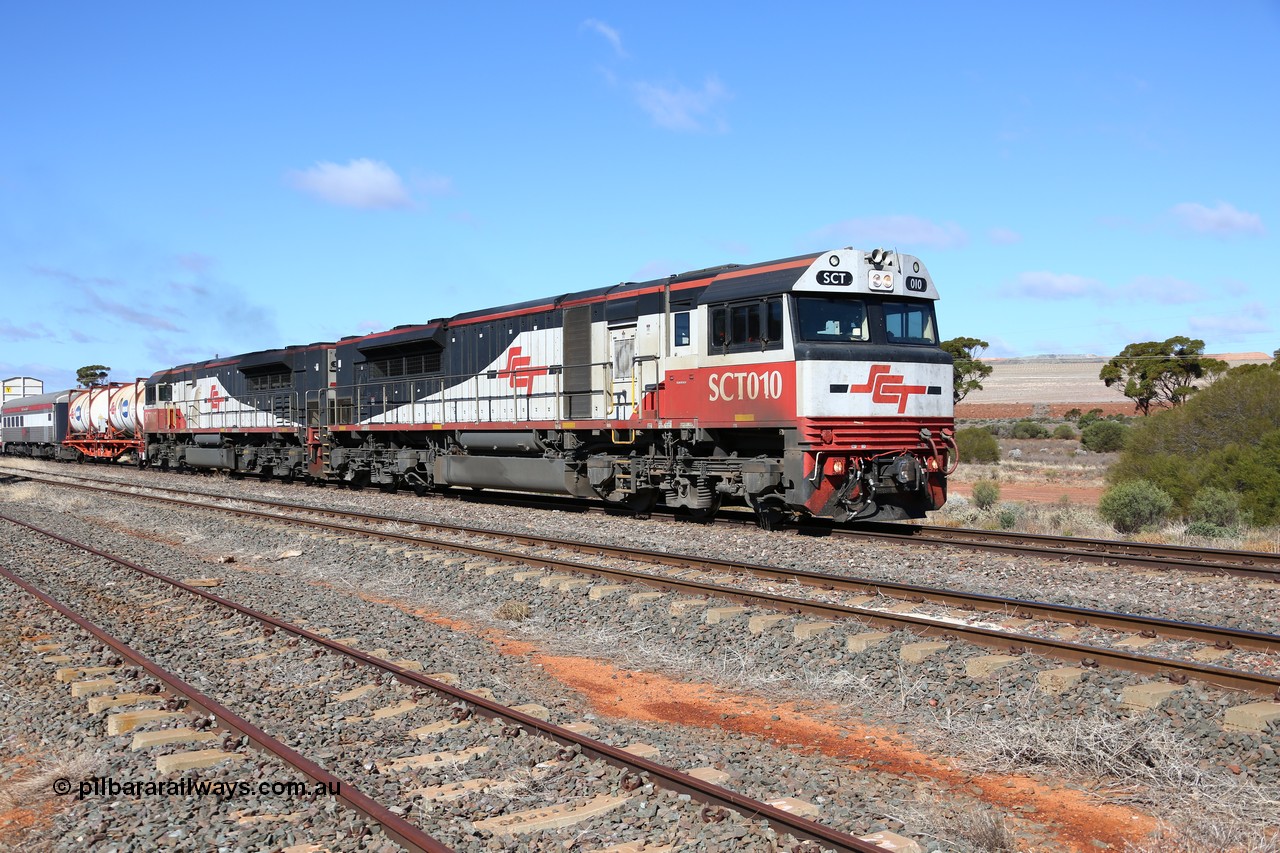 160522 2196
Parkeston, SCT train 6MP9 operating from Melbourne to Perth arrives on the mainline behind EDI Downer built EMD model GT46C-ACe unit SCT 010 serial 97-1734 with 76 waggons for 5382 tonnes and 1800 metres length.
Keywords: SCT-class;SCT010;EDI-Downer;EMD;GT46C-ACe;07-1734;