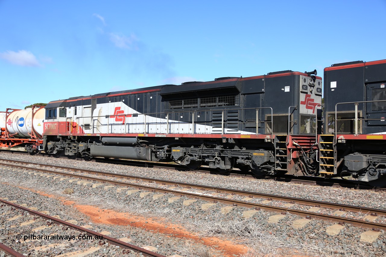 160522 2197
Parkeston, SCT train 6MP9 operating from Melbourne to Perth with EDI Downer built EMD model GT46C-ACe unit SCT 007 'Geoff (James Bond) Smith' serial 97-1731 with 76 waggons for 5382 tonnes and 1800 metres length.
Keywords: SCT-class;SCT007;07-1731;EDI-Downer;EMD;GT46C-ACe;