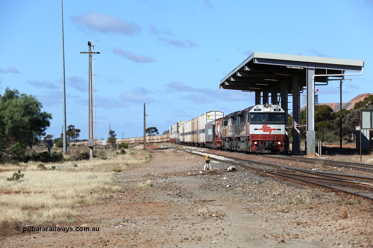 160522 2209
Parkeston, SCT train 6MP9 operating from Melbourne to Perth sits on the mainline behind EDI Downer built EMD model GT46C-ACe unit SCT 010 serial 97-1734 with 76 waggons for 5382 tonnes and 1800 metres length.
Keywords: SCT-class;SCT010;EDI-Downer;EMD;GT46C-ACe;07-1734;