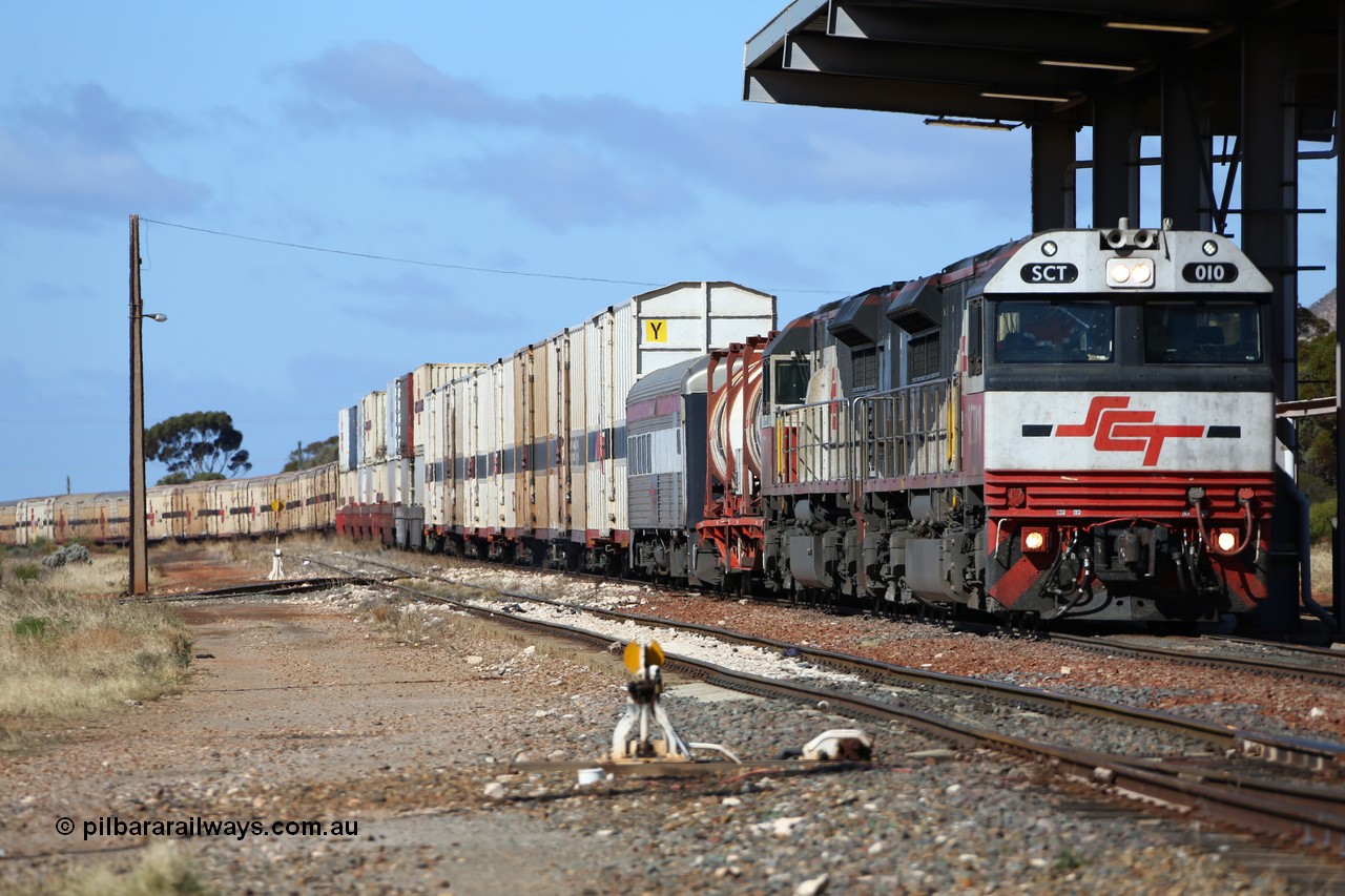 160522 2212
Parkeston, SCT train 6MP9 operating from Melbourne to Perth sits on the mainline behind EDI Downer built EMD model GT46C-ACe unit SCT 010 serial 97-1734 with 76 waggons for 5382 tonnes and 1800 metres length.
Keywords: SCT-class;SCT010;EDI-Downer;EMD;GT46C-ACe;07-1734;