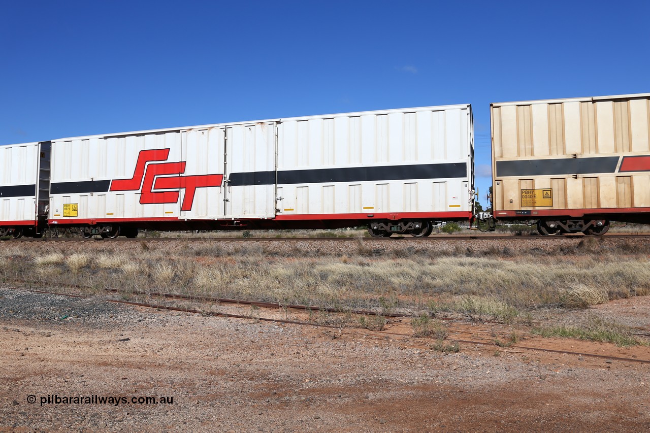 160522 2223
Parkeston, SCT train 6MP9 operating from Melbourne to Perth, PBHY type covered van PBHY 0067 Greater Freighter, built by CSR Meishan Rolling Stock Co China in 2014.
Keywords: PBHY-type;PBHY0067;CSR-Meishan-China;