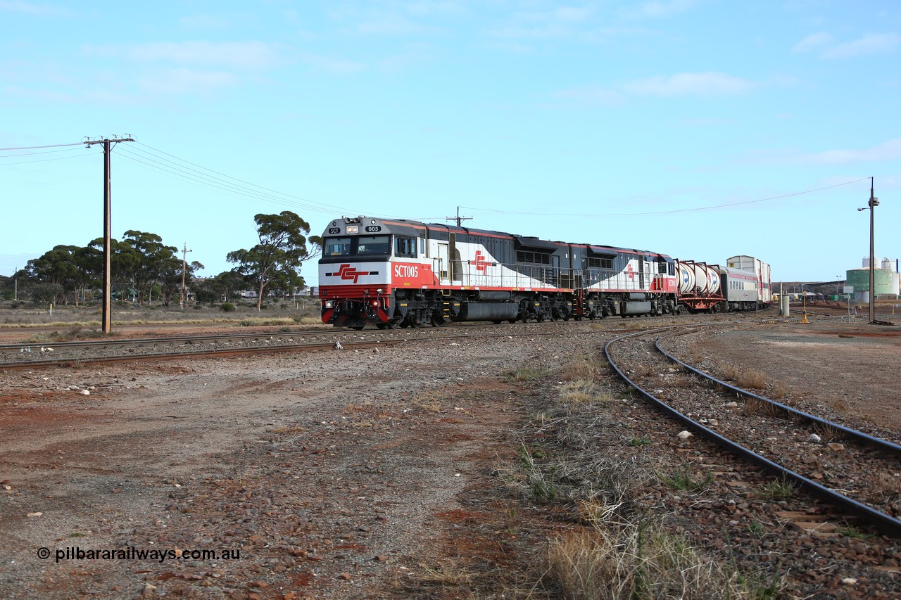 160525 4550
Parkeston, SCT train 3PG1 which operates from Perth to Parkes NSW (Goobang Junction) arrives round the curve behind SCT class SCT 005 serial 07-1729 is an EDI Downer built EMD model GT46C-ACe and sister loco SCT 011 with 73 vehicles for 3381 tonnes and 1726 metres.
Keywords: SCT-class;SCT005;07-1729;EDI-Downer;EMD;GT46C-ACe;