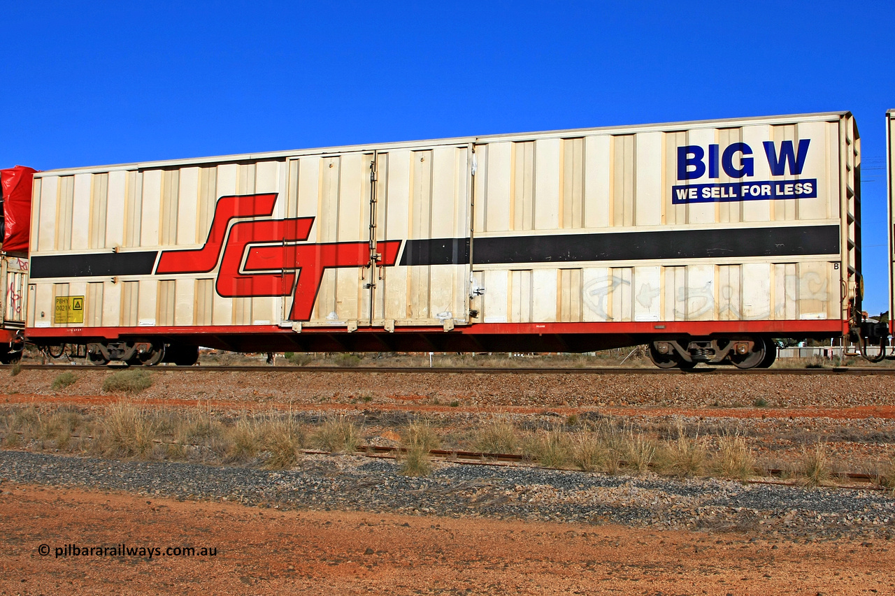 100603 8974
Parkeston, SCT train 3MP9, PBHY type covered van PBHY 0021 Greater Freighter, one of thirty five units built by Gemco WA in 2005 without the Greater Freighter signage but with Big W We Sell For Less logo.
Keywords: PBHY-type;PBHY0021;Gemco-WA;