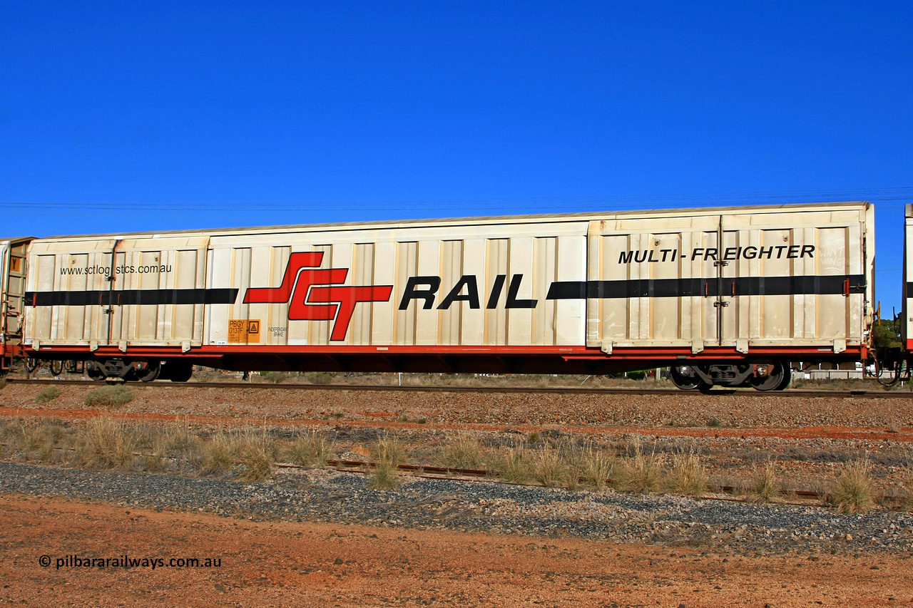 100603 8989
Parkeston, SCT train 3MP9, PBGY type covered van PBGY 0137 Multi-Freighter, one of eighty units built by Gemco WA in 2008, with Independent Brake signage.
Keywords: PBGY-type;PBGY0137;Gemco-WA;