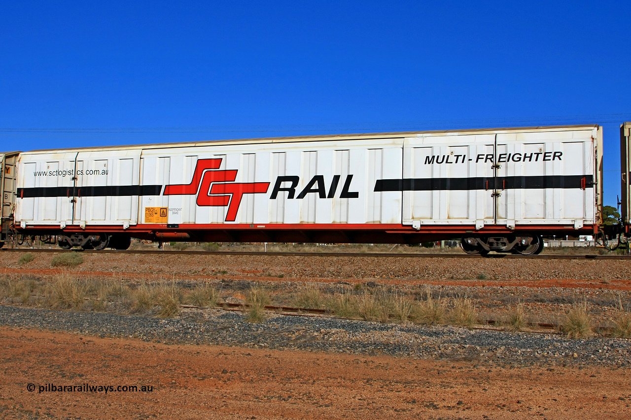 100603 9017
Parkeston, SCT train 3MP9, PBGY type covered van PBGY 0106 Multi-Freighter, one of eighty units built by Gemco WA in 2008, with Independent Brake signage.
Keywords: PBGY-type;PBGY0106;Gemco-WA;