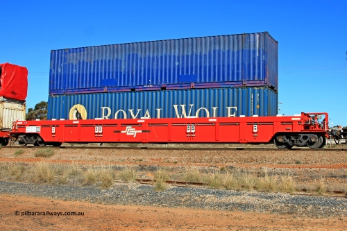 100603 8977
Parkeston, SCT train 3MP9, PWWY type 100 tonne well waggon PWWY 0031 double stacked with a 48' Macfield box, MGCU 801113[3] and a Royal Wolf 48' MFG1 type RWTU 922015[1]. Bradken NSW built forty of these PWWY wells for SCT in 2008.
Keywords: PWWY-type;PWWY0031;Bradken-NSW;