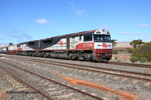 160522 2196
Parkeston, SCT train 6MP9 operating from Melbourne to Perth arrives on the mainline behind EDI Downer built EMD model GT46C-ACe unit SCT 010 serial 97-1734 with 76 waggons for 5382 tonnes and 1800 metres length.
Keywords: SCT-class;SCT010;EDI-Downer;EMD;GT46C-ACe;07-1734;