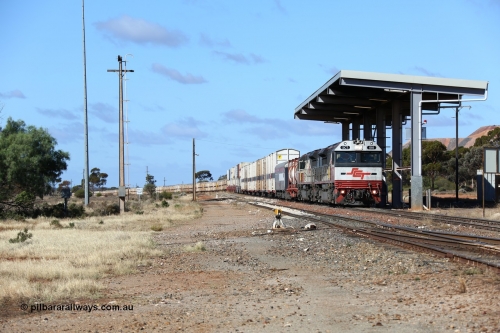 160522 2209
Parkeston, SCT train 6MP9 operating from Melbourne to Perth sits on the mainline behind EDI Downer built EMD model GT46C-ACe unit SCT 010 serial 97-1734 with 76 waggons for 5382 tonnes and 1800 metres length.
Keywords: SCT-class;SCT010;EDI-Downer;EMD;GT46C-ACe;07-1734;