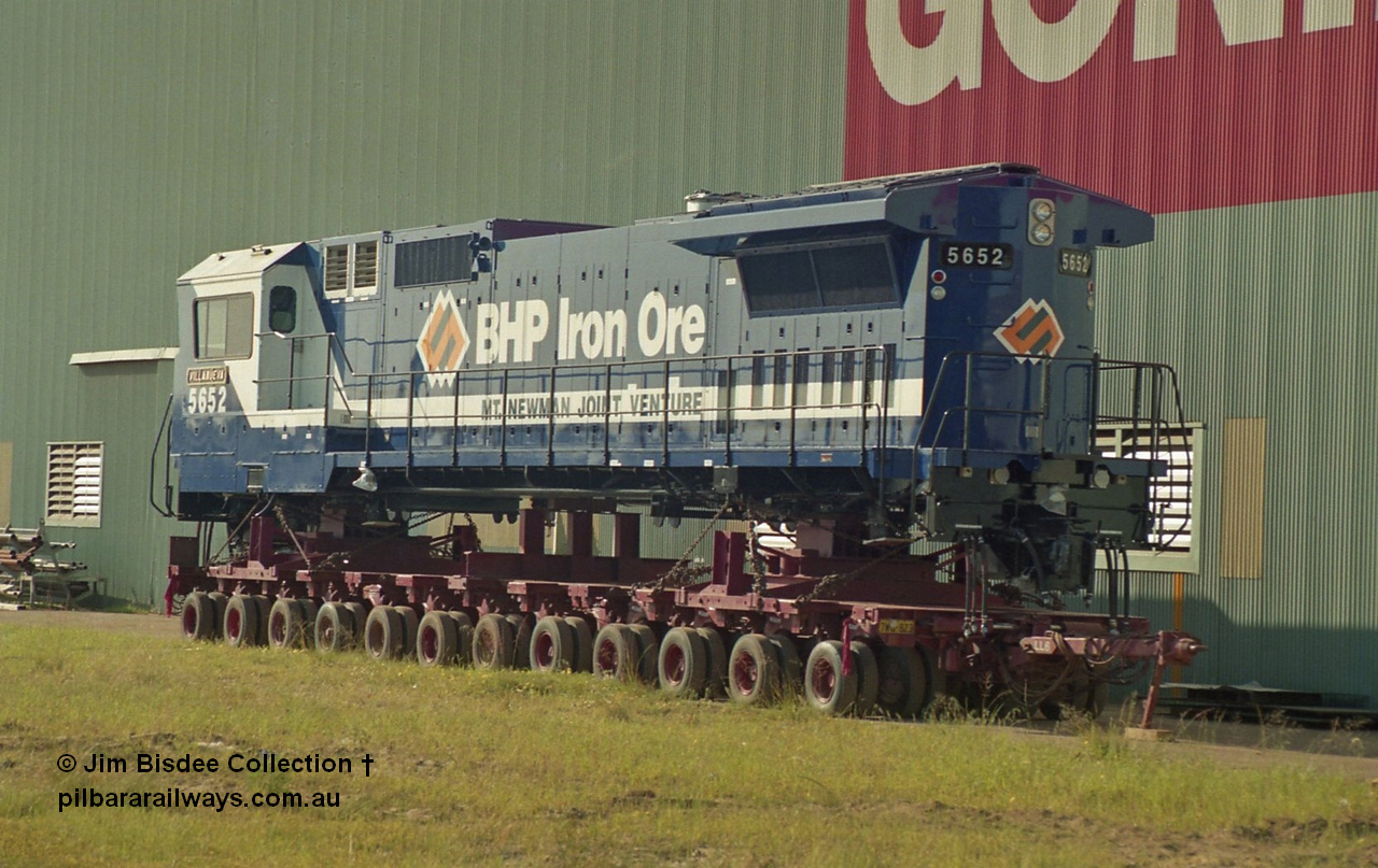 16943
Bassendean, Goninan GE CM40-8M rebuild unit for BHP Iron Ore 5652 'Villanueva' serial 8412-09 / 93-143, rebuilt from Mt Newman Mining AE Goodwin built ALCo M636 unit 5482 serial G6061-3, being prepped for road haulage to Port Hedland. October 1993.
Jim Bisdee photo.
Keywords: 5652;Goninan;GE;CM40-8M;8412-09/93-143;rebuild;AE-Goodwin;ALCo;M636C;5482;G6061-3;