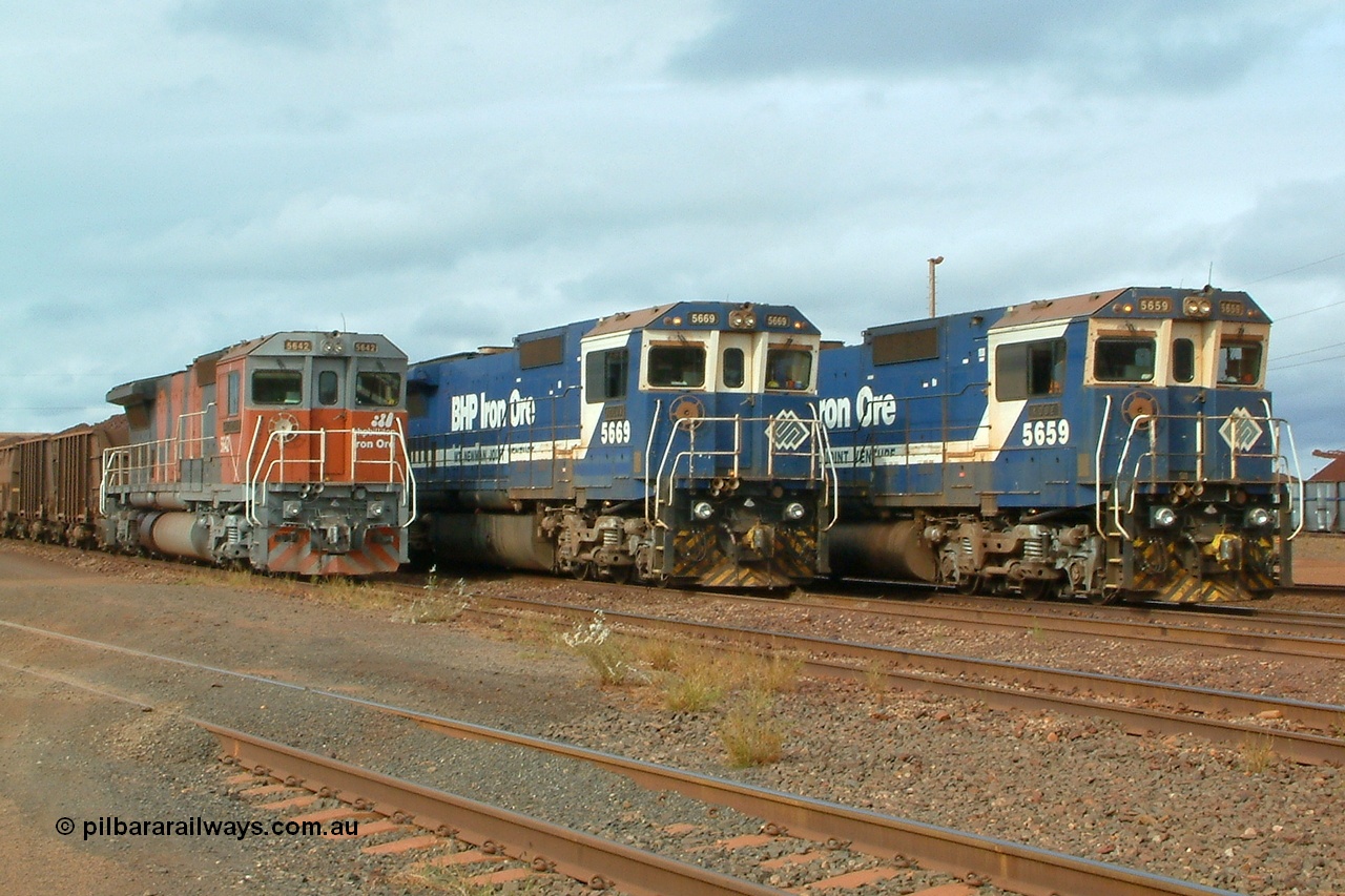 040530 150318r
Nelson Point Car Dumper 2 holding roads, BHP Billiton Goninan GE rebuild CM40-8M units 5642 'Wallareenya' serial 8281-07 / 92-131, 5669 'Beilun' serial 8412-02 / 95-160 and 5659 'Kobe' serial 8412-04 / 94-150 show some of the differences amongst the rebuild, 42 was a Goodwin built C636 ALCo and 59 was also build by Goodwin but an M636 hence both round tanks while 69 was a Comeng built M636 with a larger fuel tank. 30th May 2004.
Keywords: 5642;Goninan;GE;CM40-8M;8281-07/92-131;rebuild;AE-Goodwin;ALCo;C636;5467;G6041-3;