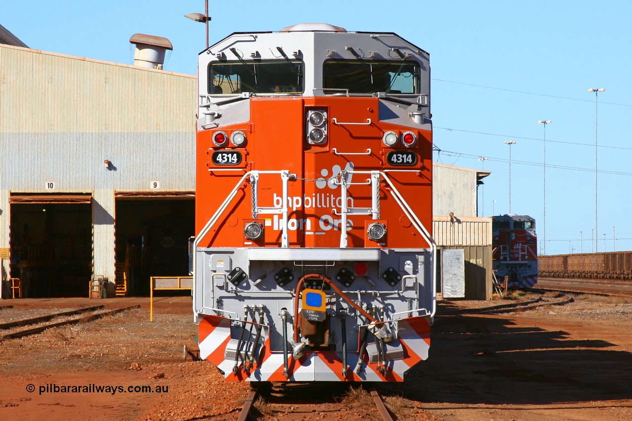 070414 8774
Nelson Point Locomotive Overhaul Workshop, brand new BHP Billiton Electro-Motive built SD70ACe/LC unit 4314 serial 20058712-001 during 'fit out' work by EDI 14th April 2007.
Keywords: 4314;Electro-Motive;EMD;SD70ACe/LC;20058712-001;