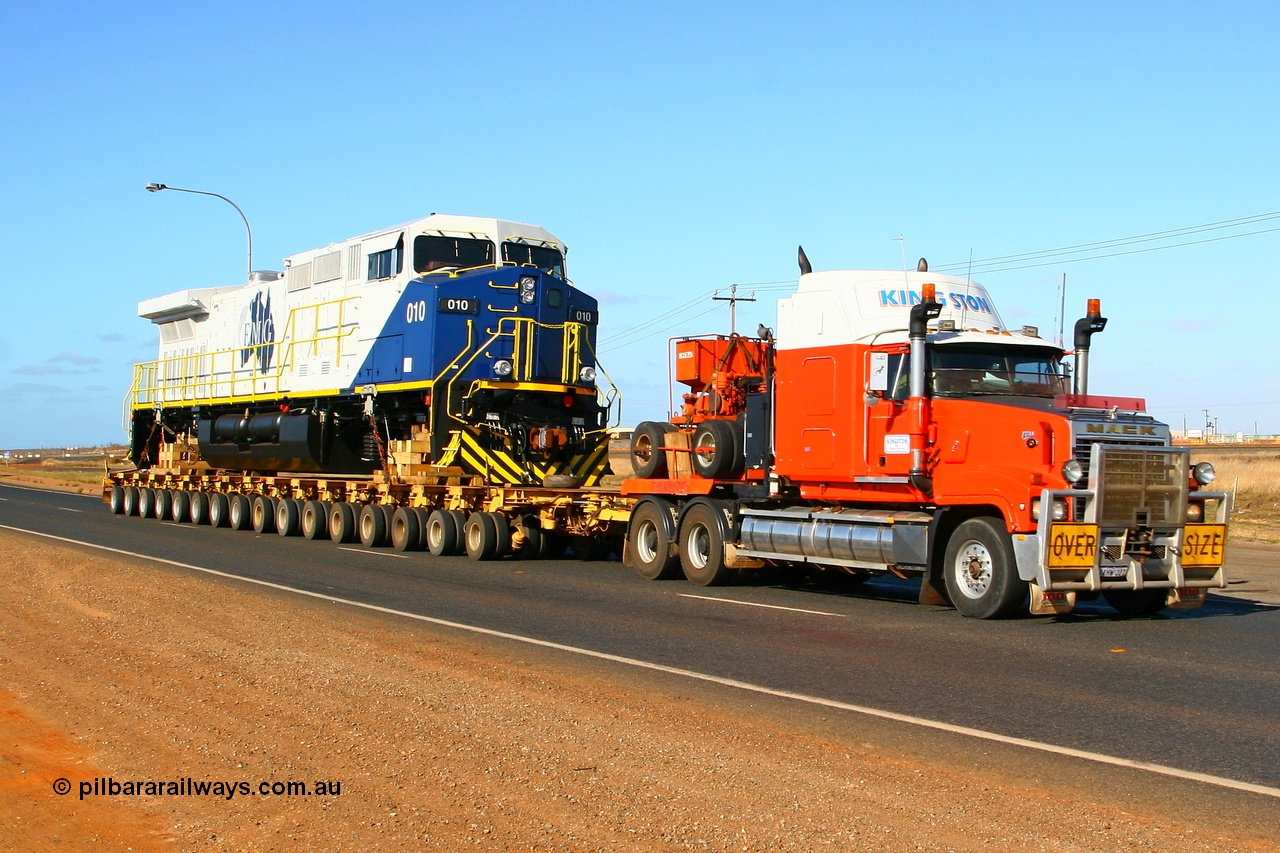 071101 1131r
Redbank Bridge Port Hedland, Kingston Transport's Mack brings FMG's General Electric built Dash 9-44CW loco 010 serial 58187. This was the only unit delivered minus the tarp. Thursday 1st November 2007.
Keywords: FMG-010;GE;Dash-9-44CW;58187;