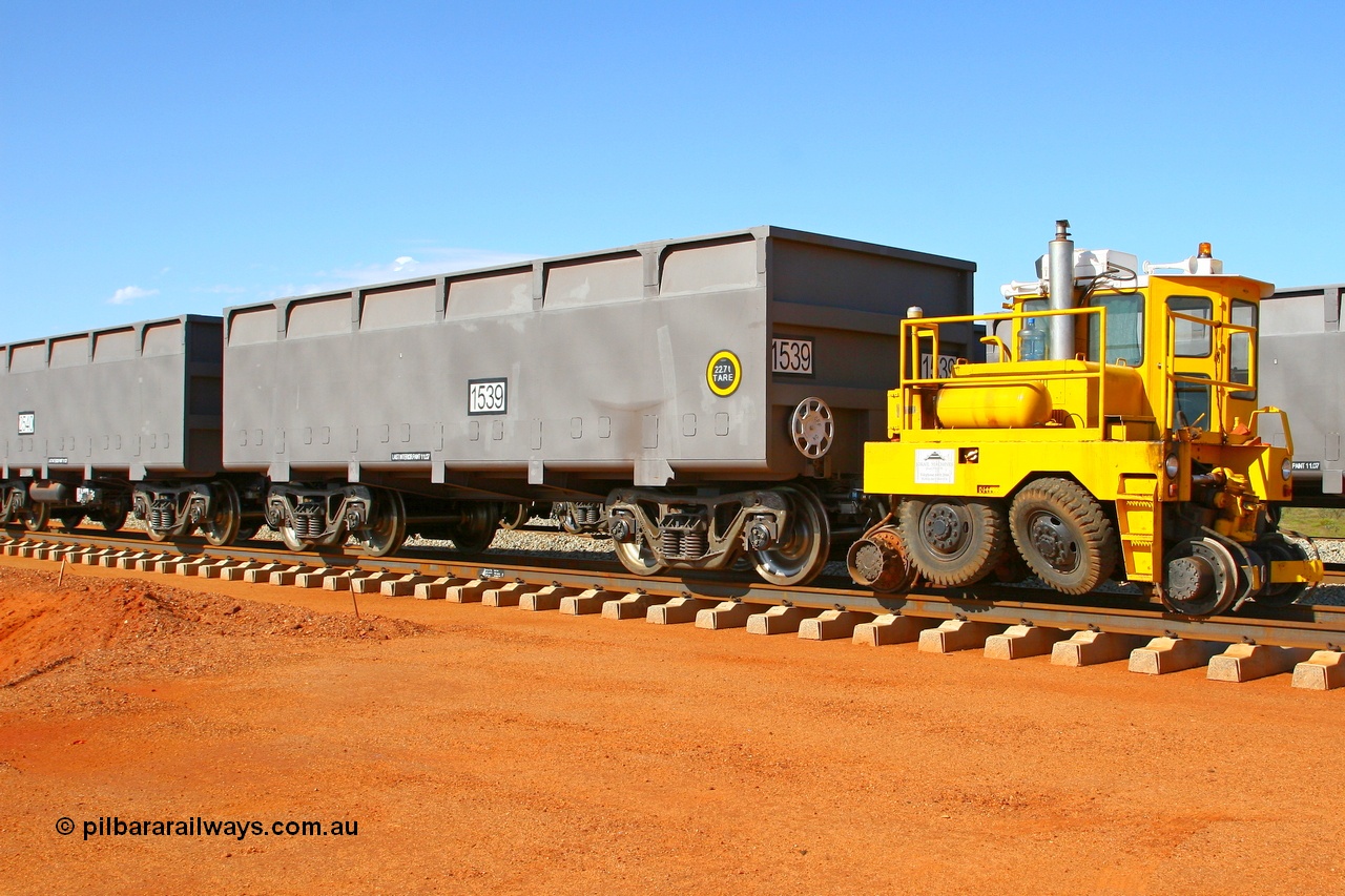 080120 1568r
Rowley Yard, JDRail Machines' Track Mobile coupled to FMG ore waggon 1539 which is a 'slave' built by Zhuzhou Rolling Stock Works in China. 20th January 2008.
Keywords: CSR-Zhuzhou-Rolling-Stock-Works-China;