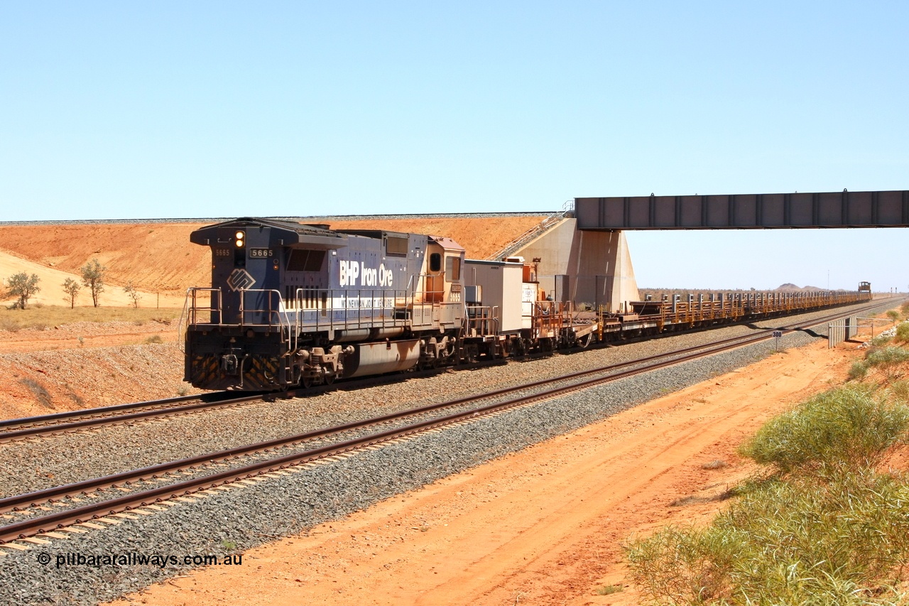 081217 0448r
Woodstock Siding BHP Goninan GE rebuild and former cab-less CM40-8ML unit 5665 'Rotterdam' serial 8412-10 / 94-156 runs along the mainline with the rail or steel train under the FMG flyover. It is not uncommon to see long hood leading units on BHP work trains. 17th December 2008.
Keywords: 5665;Goninan;GE;CM40-8ML;8412-10/94-156;rebuild;Comeng-NSW;ALCo;M636C;5491;C6084-7;