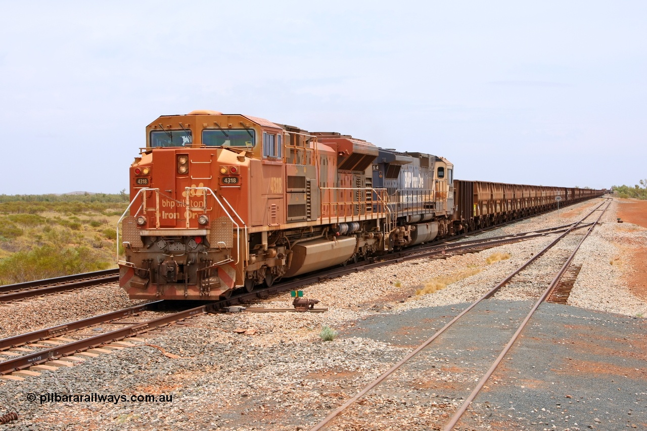 081225 0501r
Walla Siding on Christmas Day 2008 see an empty 224 waggon train powered by BHP Billiton Electro-Motive built SD70ACe/LC unit 4318 serial 20058712-005 leading CM40-8M unit 5654 running along the passing track to allow a meet with a loaded train, the back track is on the right.
Keywords: 4318;Electro-Motive;EMD;SD70ACe/LC;20058712-005;