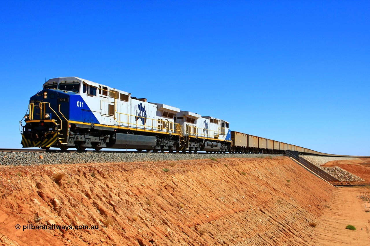 090814 2080r
Woodstock, FMG's General Electric built Dash 9-44CW locomotives 011 serial 58188 and 010 serial 58187 power an empty train over the flyover located on the BHP lines at Woodstock Siding on their way to the mine at Cloud Break. 14th August 2009.
Keywords: FMG-011;GE;Dash-9-44CW;58188;