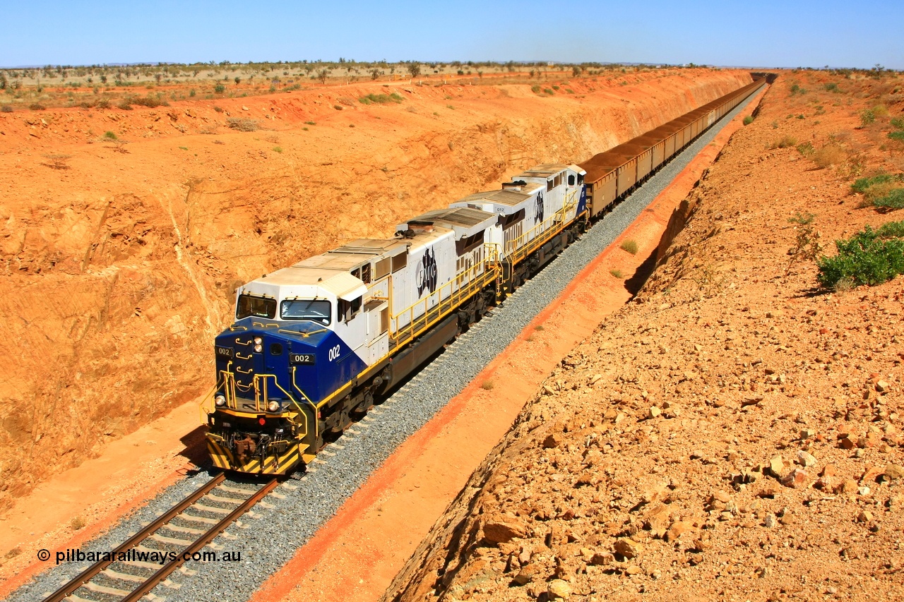 090814 2138r
Woodstock, FMG General Electric built Dash 9-44CW locomotives 002 serial 58179 and 012 serial 58189 power their loaded train through the cutting at the 145 km area near the Marble Bar Rd grade crossing. 14th August 2009.
Keywords: FMG-002;GE;Dash-9-44CW;58179;