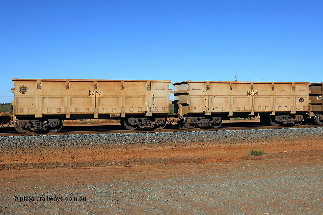 130721 2193r
Boodarie, empty waggon pair 3357 and 4358 head south back to the mines. A pair of waggons from orders for 882 pairs built by China Northern or CNR QRRS Qiqihar Railway Rolling Stock Co between 2010 and 2012. 21st July 2012.
Keywords: 3357-4358;CNR-QRRS-China;FMG-ore-waggon